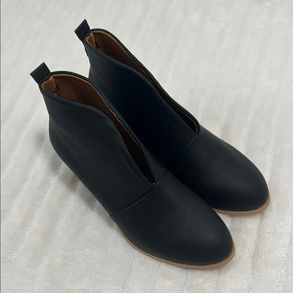 🦆 NWOT Amazon Bootie